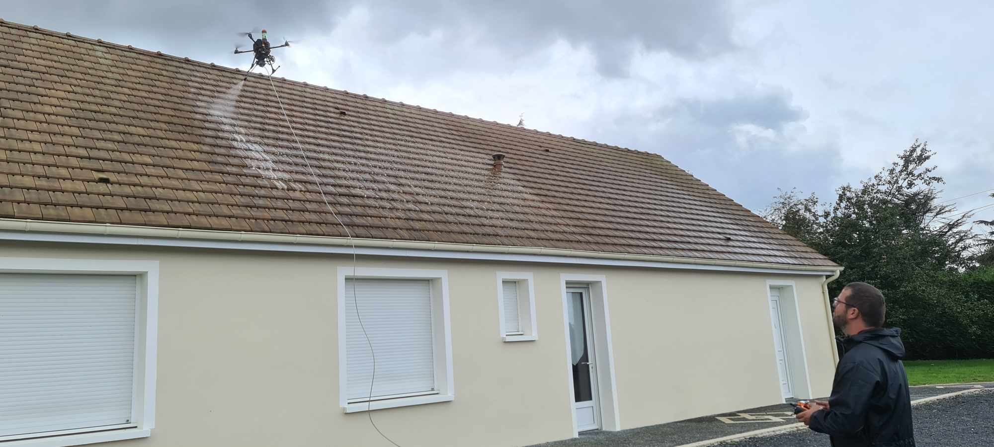 Traitement d’une toiture par drone à Crouay dans le Calvados