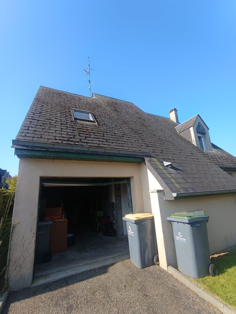 Toiture en ardoise avant démoussage à Saint-Germain-la-Blanche-Herbe