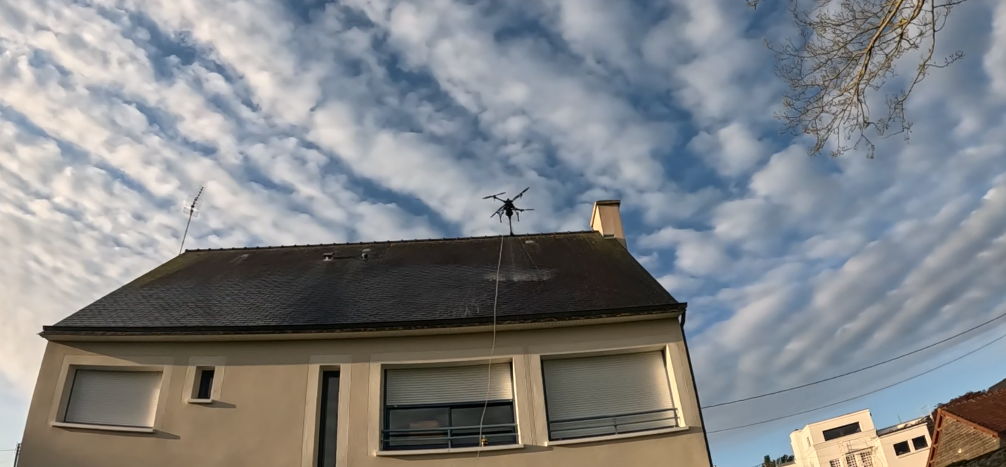 Nettoyage d’une toiture en ardoise par drone à Grandcamp-Maisy
