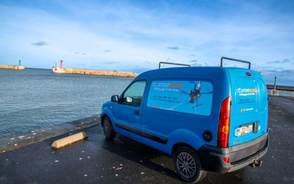 Normandrone à Port-en-Bessin-Huppain pour le nettoyage de toiture par drone