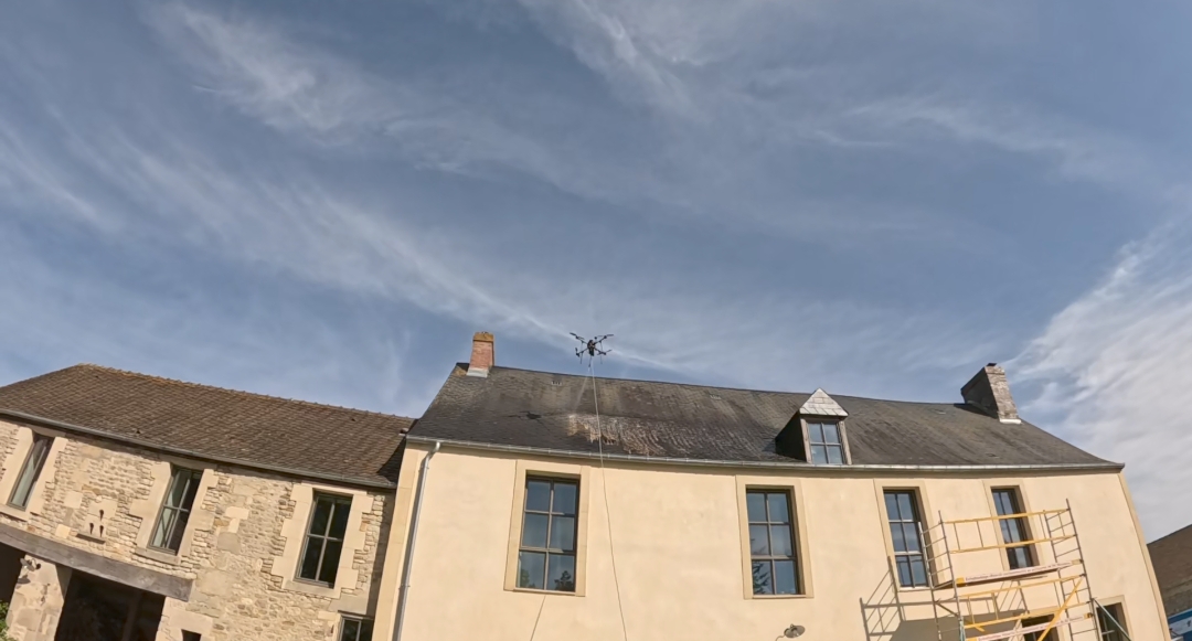 Traitement d’une toiture en ardoise par drone à Audrieu dans le Calvados