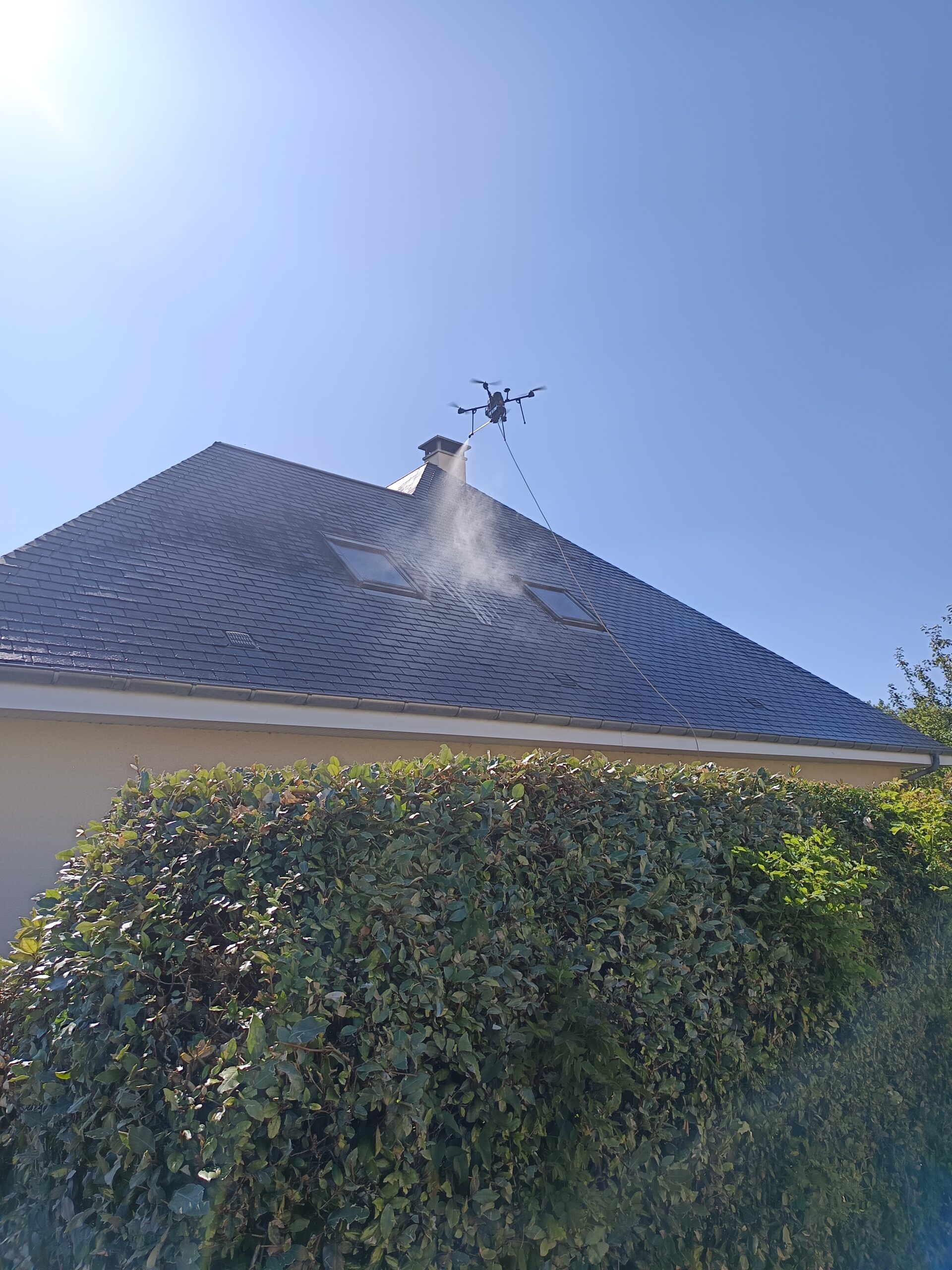Traitement d’une toiture en ardoise par drone à Vaucelles réalisé par Normandrone