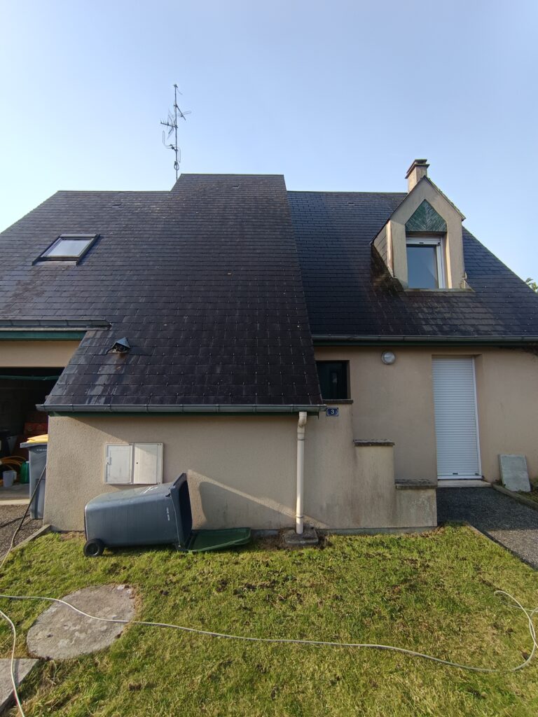 Toiture en ardoise après démoussage et traitement à Saint-Germain-la-Blanche-Herbe