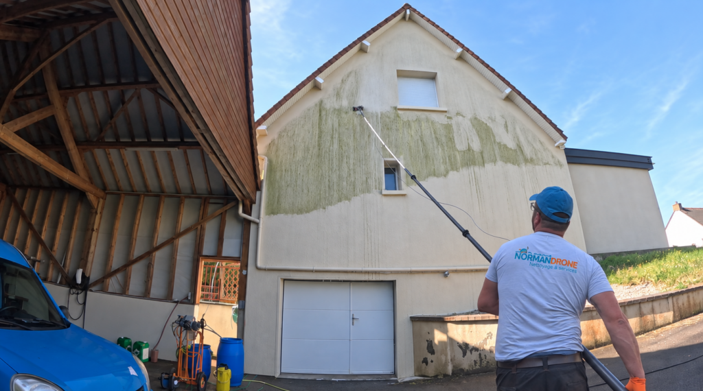Nettoyage d’une façade avec ITE à la perche télescopique à Grainville-sur-Odon