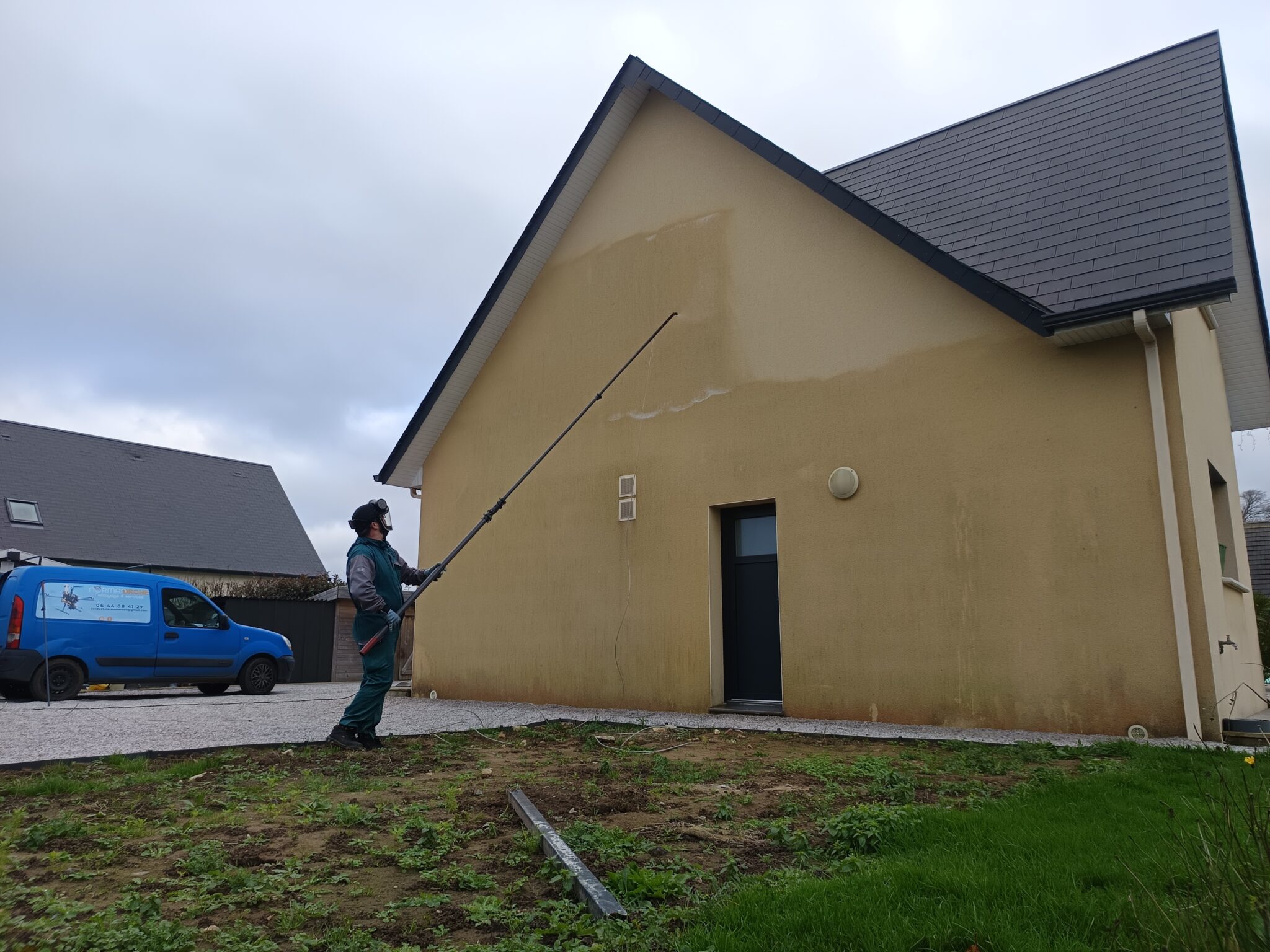 Traitement de façade à la perche télescopique à Sommervieu par Normandrone