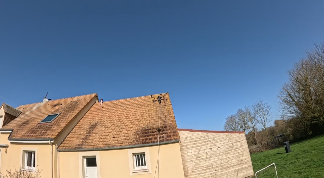 Traitement par drone d’une toiture en tuiles à Longues-sur-Mer