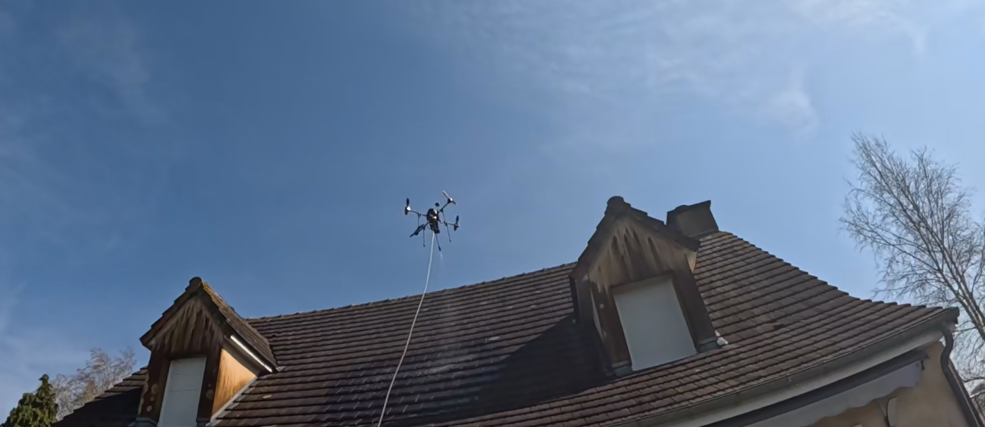 Traitement anti-mousse de toiture par drone à Sainte-Suzanne-sur-Vire dans la Manche